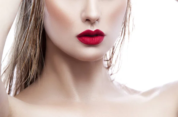 Retrato Recortado Mujer Joven Con Maquillaje Natural Labios Rojos Sobre —  Fotos de Stock