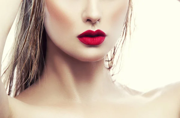 Retrato Recortado Mujer Joven Con Maquillaje Natural Labios Rojos Sobre —  Fotos de Stock