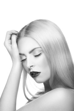 Beyaz arka plan üzerinde modern makyaj ile kadın portresi