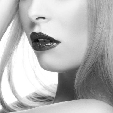 Sarışın kadın koyu dudaklar kısmi görünümünü beyaz arka plan üzerinde