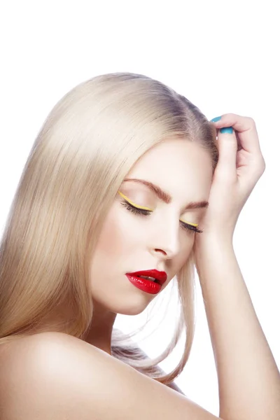 Retrato Mujer Con Delineador Ojos Amarillo Moderno Labios Rojos — Foto de Stock