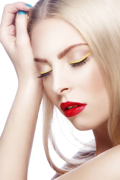 Portret Van Een Vrouw Met Moderne Gele Eyeliner Rode Lippen — Stockfoto