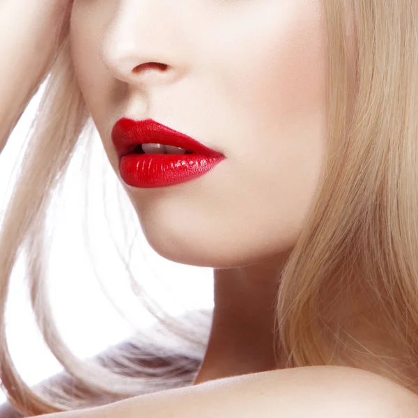 白い背景の赤い唇とブロンドの女性の部分ビュー — ストック写真