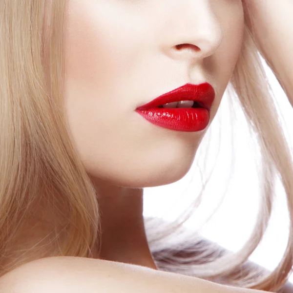 白色背景红色嘴唇的金发女人的部分看法 — 图库照片