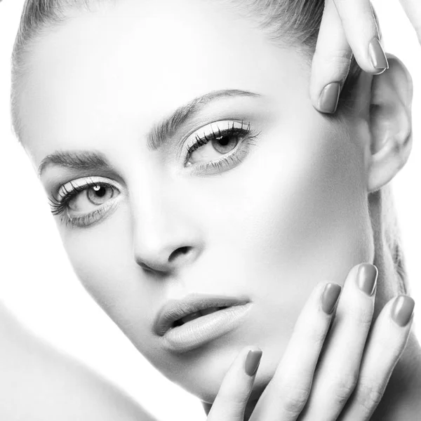 Retrato Mujer Joven Con Maquillaje Natural Esmalte Uñas — Foto de Stock
