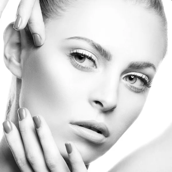 Retrato Mujer Joven Con Maquillaje Natural Esmalte Uñas — Foto de Stock