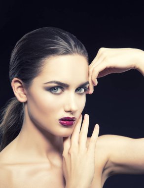 siyah zemin üzerine koyu dudaklar genç kadın portresi