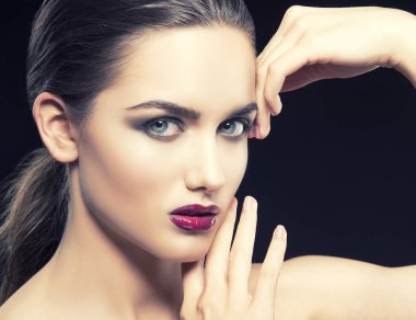 siyah zemin üzerine koyu dudaklar genç kadın portresi