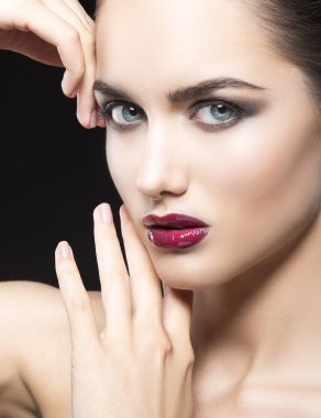 siyah zemin üzerine koyu dudaklar genç kadın portresi