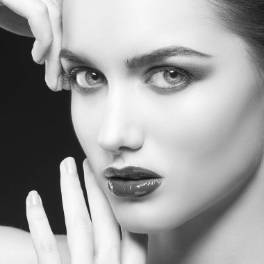 siyah zemin üzerine koyu dudaklar genç kadın portresi