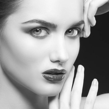 siyah zemin üzerine koyu dudaklar genç kadın portresi