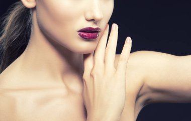 Siyah zemin üzerine koyu dudaklar genç kadın portresi kırpılmış