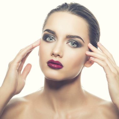 Beyaz arka plan üzerinde koyu dudaklar genç kadın portresi