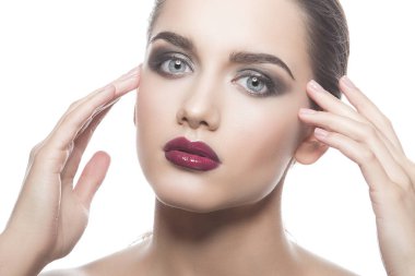 Beyaz arka plan üzerinde koyu dudaklar genç kadın portresi