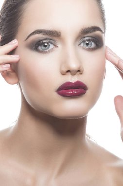 Beyaz arka plan üzerinde koyu dudaklar genç kadın portresi