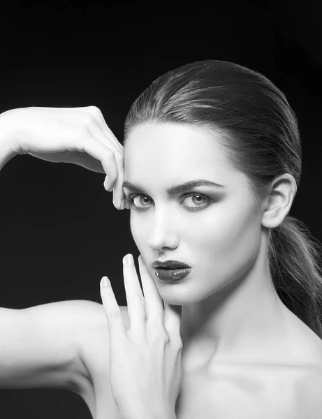 Portret Van Een Jonge Vrouw Met Donkere Lippen Zwarte Achtergrond — Stockfoto