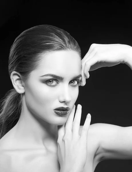 Portrait Jeune Femme Aux Lèvres Foncées Sur Fond Noir — Photo