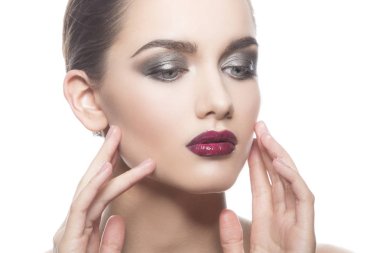 Beyaz arka plan üzerinde koyu dudaklar genç kadın portresi