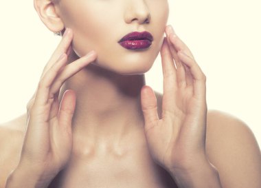 Beyaz arka plan üzerinde modaya karanlık dudaklı genç kadın portresi kırpılmış