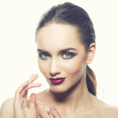 Beyaz arka plan üzerinde koyu dudaklar genç kadın portresi