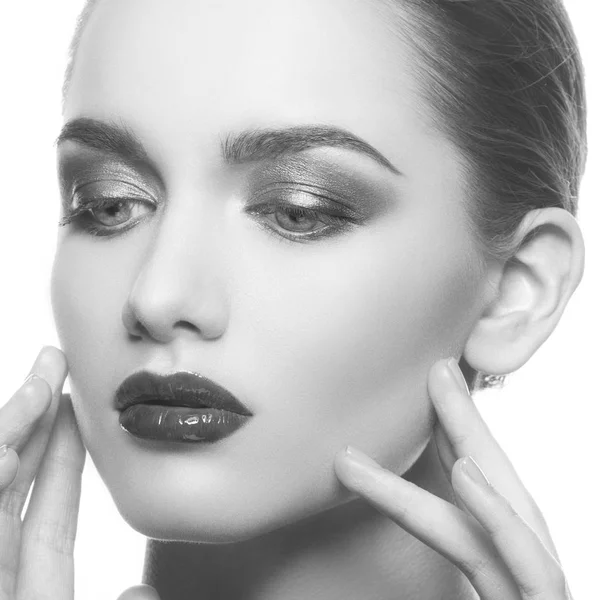 Retrato Mujer Joven Con Labios Oscuros Sobre Fondo Blanco — Foto de Stock