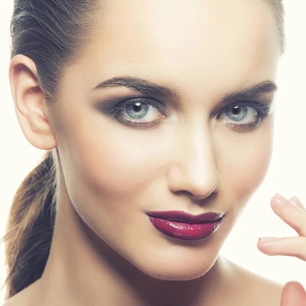 Retrato Mujer Joven Con Labios Oscuros Sobre Fondo Blanco —  Fotos de Stock