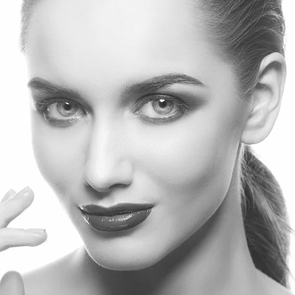 白い背景に暗い唇を持つ若い女性の肖像画 — ストック写真