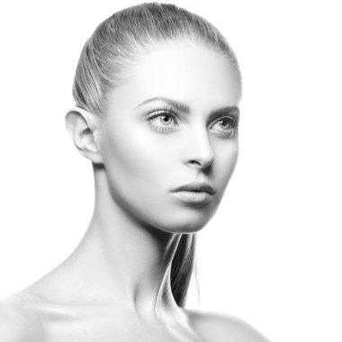 Beyaz arka plan üzerinde izole doğal makyaj ve saç modeli ile genç çekici güzel sarışın kadın portresi 