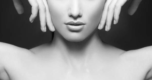 Retrato Recortado Mujer Con Maquillaje Natural Esmalte Uñas — Foto de Stock