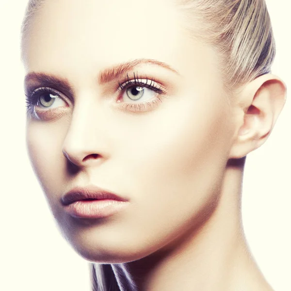 Retrato Mulher Loira Atraente Com Maquiagem Natural Close — Fotografia de Stock
