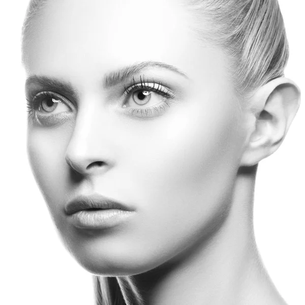 Porträtt Attraktiv Blond Kvinna Med Naturlig Makeup Närbild — Stockfoto