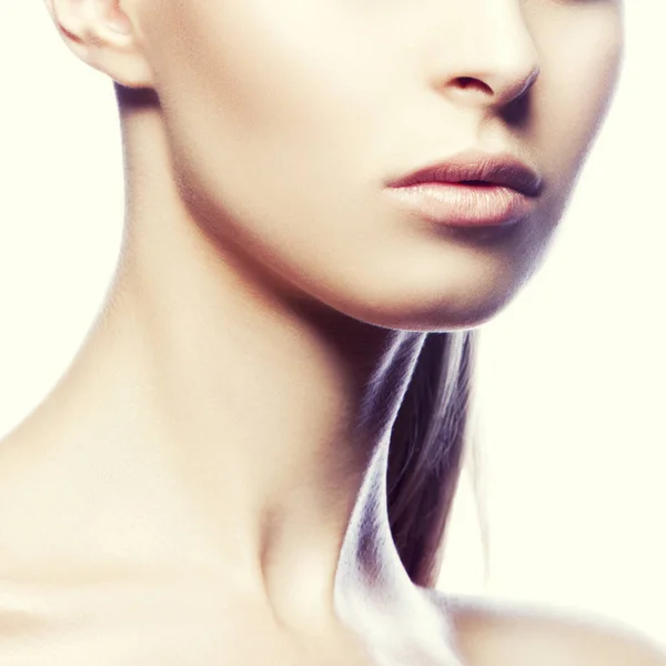 Retrato Recortado Mujer Con Maquillaje Natural Aislado Sobre Fondo Blanco —  Fotos de Stock