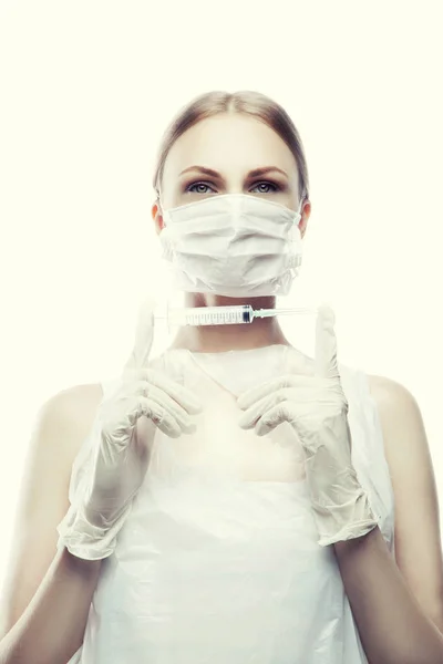 Портрет Молодої Жінки Натуральним Макіяжем Хірургічній Масці Тримає Шприц — стокове фото