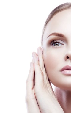 Doğal makyaj ve yüz beyaz arka plan üzerinde yakınındaki elleri ile genç kadın portre yarısı