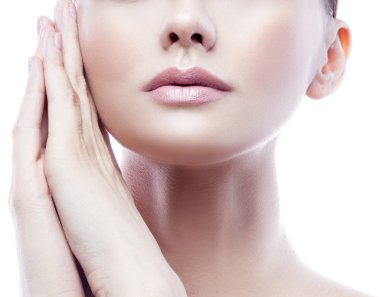 Doğal makyaj ve yüz beyaz arka plan üzerinde yakınındaki eller genç kadınla kırpılmış portresi