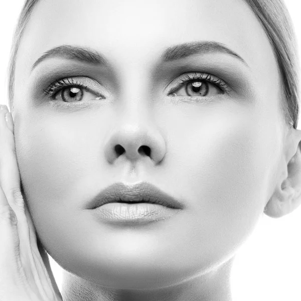 Portret Młodej Kobiety Naturalnego Makijażu Przetargu Spojrzenie Białym Tle — Zdjęcie stockowe