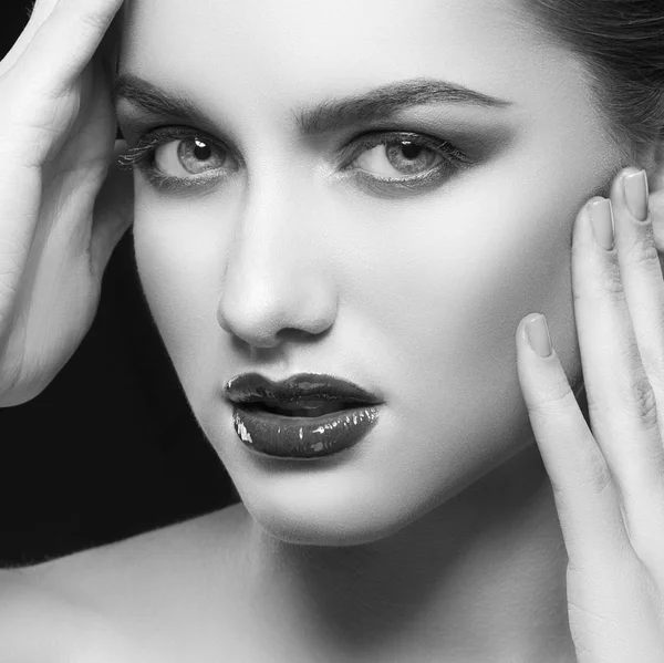Portret Van Een Jonge Vrouw Met Donkere Lippen Zwarte Achtergrond — Stockfoto