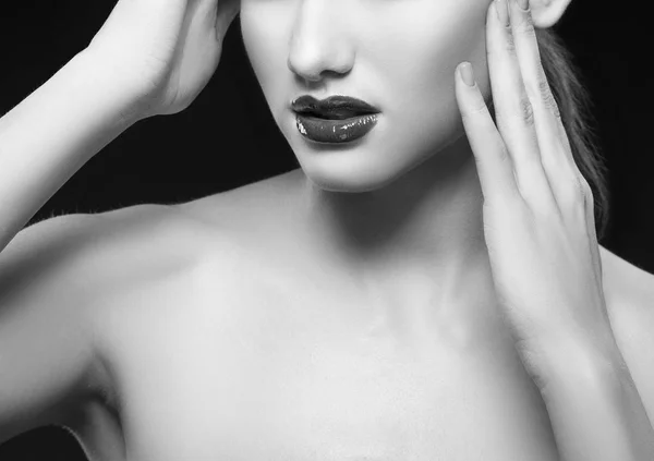 Retrato Cortado Mulher Jovem Com Lábios Escuros Moda Fundo Preto — Fotografia de Stock