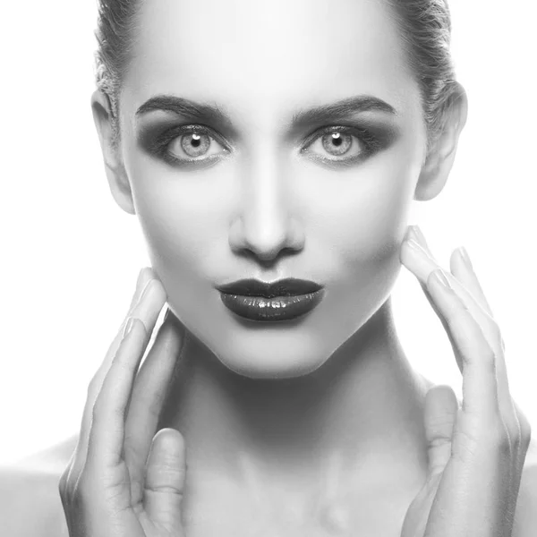 Potret Wanita Muda Dengan Bibir Gelap Latar Belakang Putih — Stok Foto