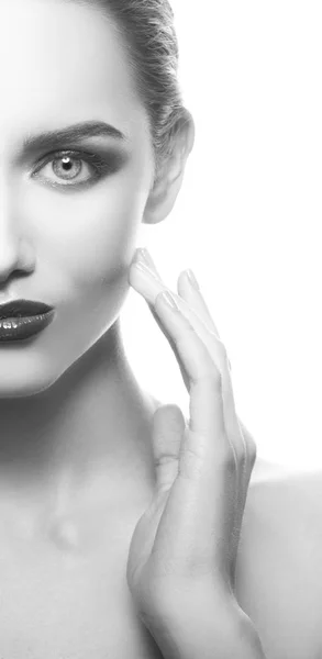 白い背景に暗い唇を持つ若い女性の肖像画をトリミング — ストック写真