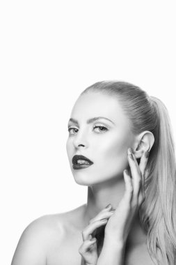 Karanlık dudakları ve beyaz arka plan üzerinde tırnak cilası ile kadın portresi