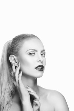 Karanlık dudakları ve beyaz arka plan üzerinde tırnak cilası ile kadın portresi