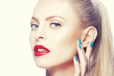 Kırmızı dudaklar ve mavi oje ile kadın portresi