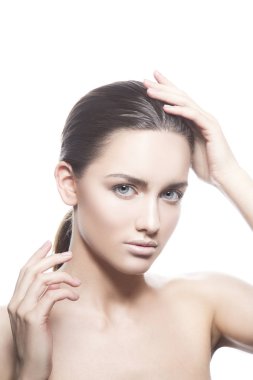 Beyaz arka plan üzerinde doğal makyaj ile genç kadın portresi