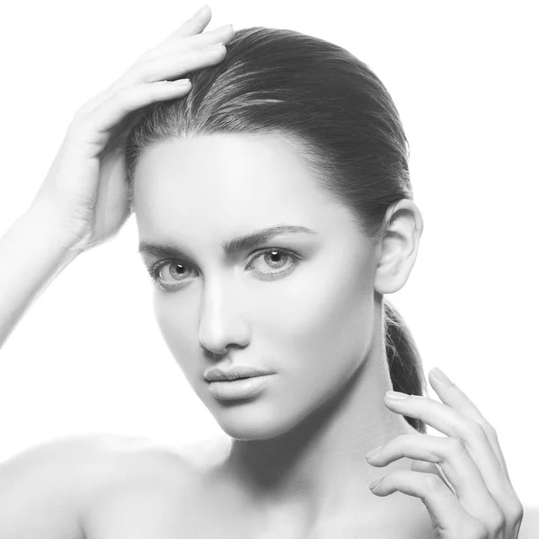 Retrato Mujer Joven Con Maquillaje Natural Sobre Fondo Blanco —  Fotos de Stock