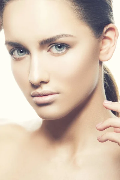 Retrato Mujer Joven Con Maquillaje Natural Sobre Fondo Blanco — Foto de Stock