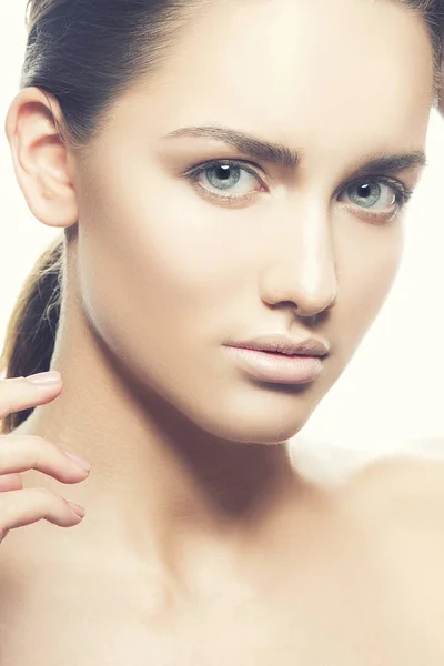 Retrato Mujer Joven Con Maquillaje Natural Sobre Fondo Blanco — Foto de Stock