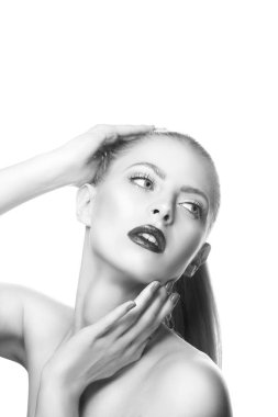 Kırmızı dudaklar ve mavi oje ile kadın portresi