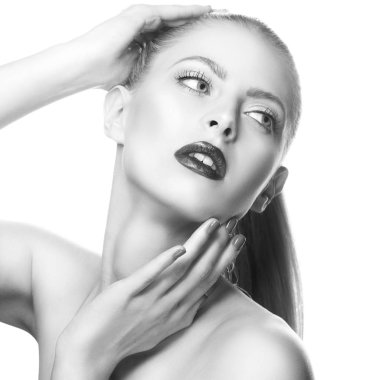 Kırmızı dudaklar ve mavi oje ile kadın portresi