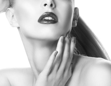 Kırmızı dudaklar ve mavi oje ile kadın portresi kısmi görünümü